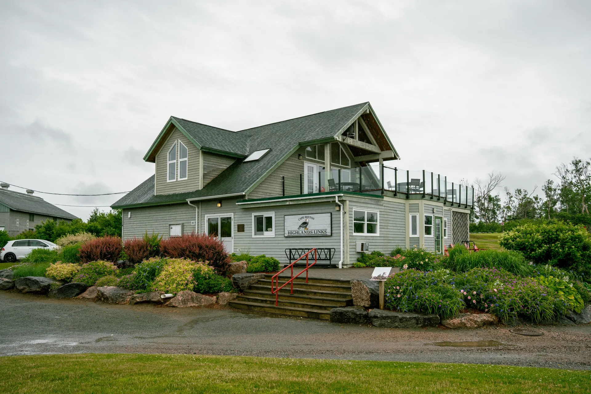 Highlands Links clubhouse with gardens and stone steps under an overcast sky.